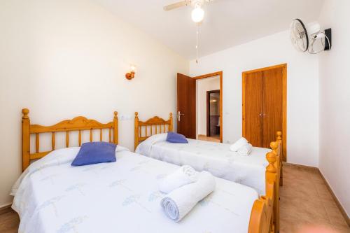 2 Einzelbetten in einem Zimmer mit Spiegel in der Unterkunft Casa Voramar Son Serra Beach in Son Serra de Marina