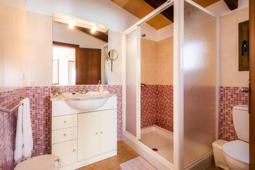 ein Badezimmer mit Waschbecken und Dusche in der Unterkunft Casa Voramar Son Serra Beach in Son Serra de Marina