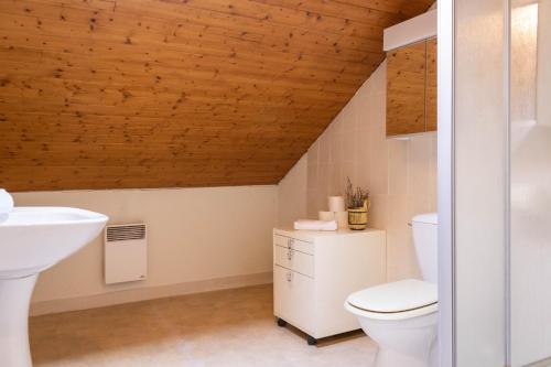 Ванна кімната в MAISON CHARLOTTE - Vue lac et à 5min des plages!