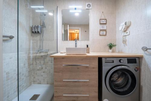 Een badkamer bij Apartamentos Salou - 112
