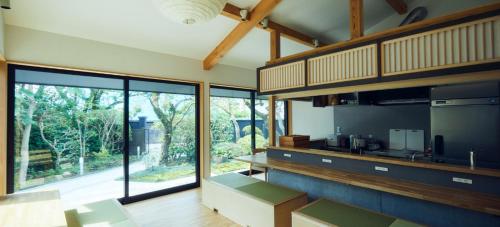 uma cozinha com um balcão e uma grande janela em ゲストハウス酒坊多満自慢 em Fussa