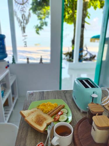 einen Tisch mit einem Frühstücksteller und einer Tasse Kaffee in der Unterkunft Casa di Stella in Ngurblut