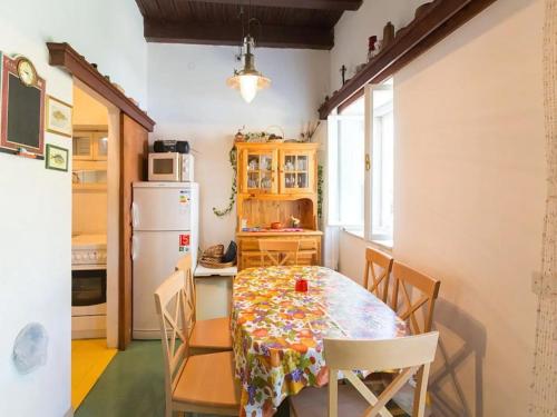 een keuken met een tafel en stoelen en een koelkast bij Summer House Silvija in Zaton