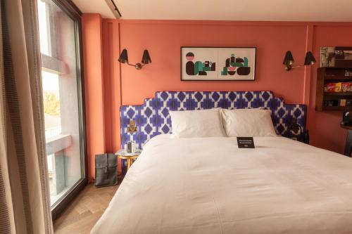 1 dormitorio con 1 cama grande y cabecero azul en The Dean Galway, en Galway