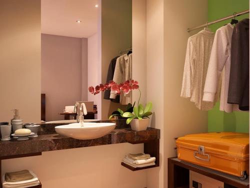 Ванная комната в PrimeBiz Hotel Karawang