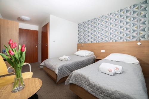 Un pat sau paturi într-o cameră la Hotel Angie