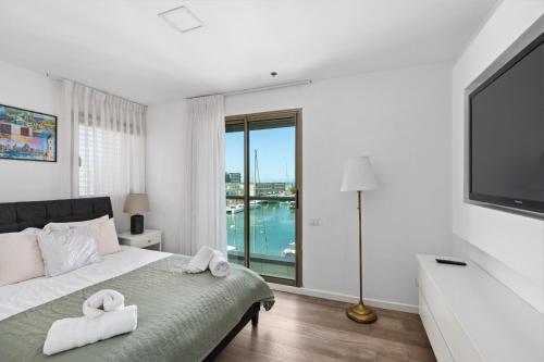 Afbeelding uit fotogalerij van Water Front Luxury Family Apartment in Herzelia 
