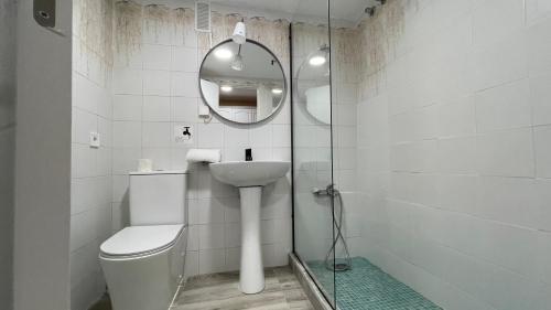 łazienka z toaletą, umywalką i lustrem w obiekcie estudio con vista al mar 19 w mieście Benalmádena