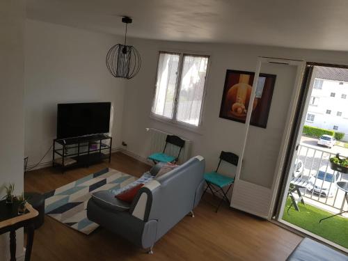 - un salon avec un canapé et une télévision dans l'établissement Superbe appartement de 41m2 en résidence privé, à Fleury-les-Aubrais