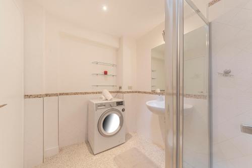 een witte badkamer met een toilet en een wastafel bij Canal Grande Suite in Venetië