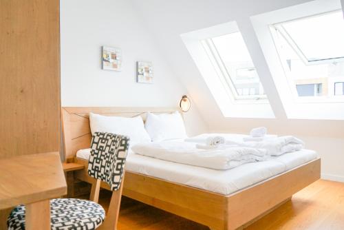 a bedroom with a bed with a desk and a chair at Nadland Apartments B61 in Vienna