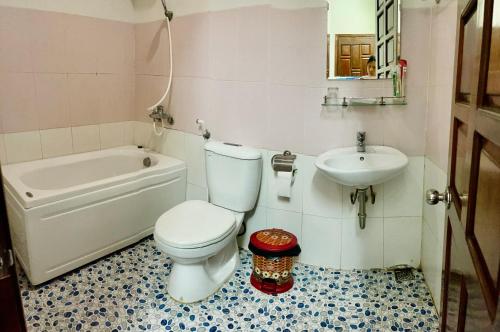 Ett badrum på Nam Phương Riverside Villa