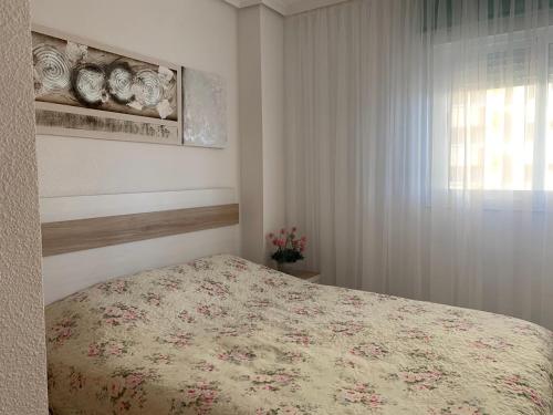 Un pat sau paturi într-o cameră la Apartment in Oropesa Del Mar Marina Dor