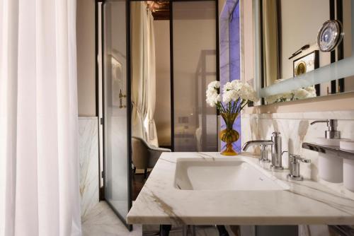 Ett badrum på Hotel L'Orologio Roma - WTB Hotels