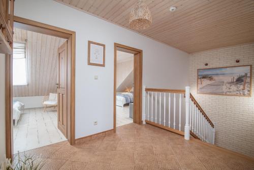 a hallway with a staircase in a home with a ceiling at Zielone Miejsce - w otoczeniu natury, z balią z jacuzzi opalaną drewnem in Karwia