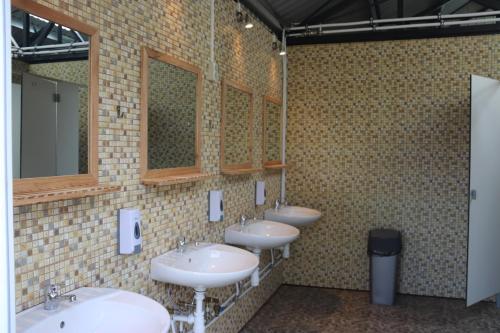 A bathroom at Öko Kemping és Glamping Tiszadada