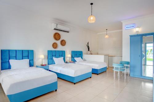 two beds in a room with blue accents at مراسي الأحلام لبيوت العطلات in Al Lith