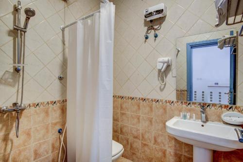 a bathroom with a shower and a sink and a mirror at مراسي الأحلام لبيوت العطلات in Al Lith