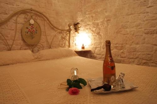 a bottle of champagne sitting on top of a bed at B&B Casa dei Lillà in Santeramo in Colle