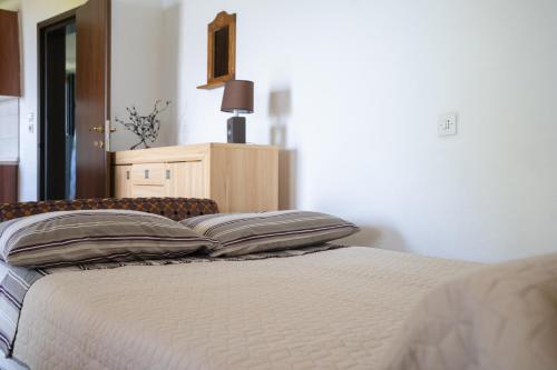 Una cama con dos almohadas encima. en Pelion house with stunning view to relax, en Vizítsa