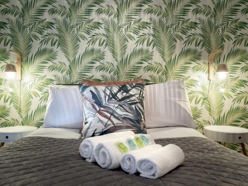 Ένα ή περισσότερα κρεβάτια σε δωμάτιο στο Amazing 2BR Townhouse in Fab District - Queens Uni - Pass the Keys