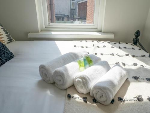 Ένα ή περισσότερα κρεβάτια σε δωμάτιο στο Amazing 2BR Townhouse in Fab District - Queens Uni - Pass the Keys