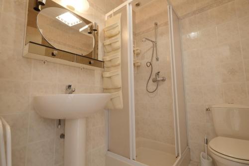 Ένα μπάνιο στο Maison pour 10 avec jardin près de la mer