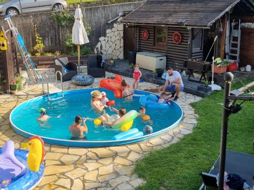un groupe de personnes jouant dans une piscine à l'arrière-cour dans l'établissement Bommecke am AquaMagis, à Plettenberg