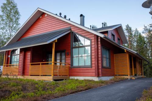 ein rotes Haus mit einem Gameradach in der Unterkunft Holiday In Lapland - SointuiLevi B65 in Levi