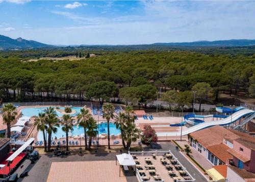 Photo de la galerie de l'établissement Bungalow de luxe de 60m2 dans camping 5 étoiles, à Puget-sur Argens