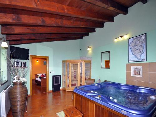 uma grande banheira azul numa sala de estar em Villa Murva em Žminj