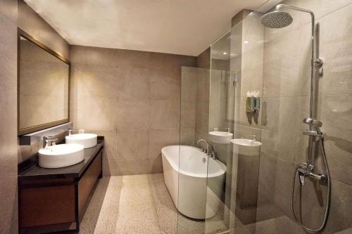 Un baño de Bedrock Hotel Ipoh