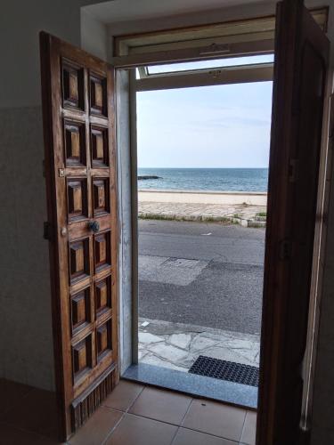 une porte ouverte avec vue sur l'océan dans l'établissement Casa di Sole, à Cariati