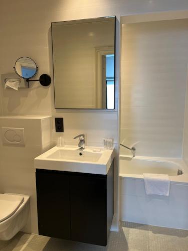 Baðherbergi á Hotel Le Parisien