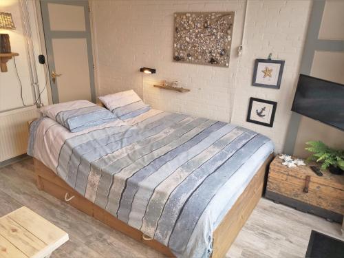 - une chambre avec un grand lit dans l'établissement WME46 Studio 't Krekeltje aan de dijk, à Westkapelle