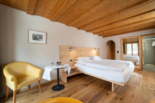 Un pat sau paturi într-o cameră la Hotel Albris