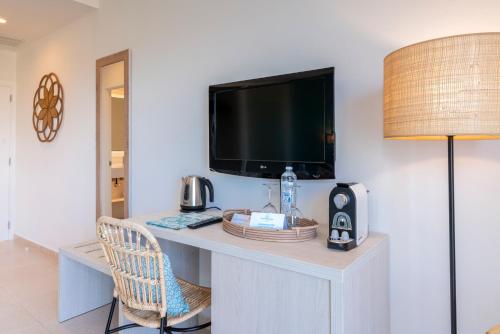 TV o dispositivi per l'intrattenimento presso Hotel Playa Santandria Adults Only