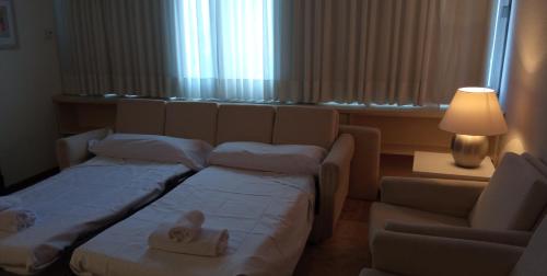 Giường trong phòng chung tại Apartamentos Centro Colón