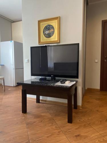 Opera Center Hotel & Apartmentsにあるテレビまたはエンターテインメントセンター