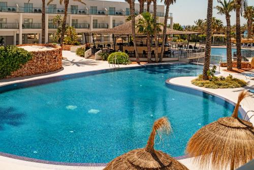 Bazén v ubytování Hotel Cabogata Jardín nebo v jeho okolí