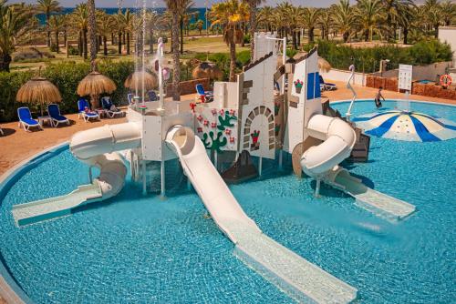 Bazén v ubytování Hotel Cabogata Jardín nebo v jeho okolí
