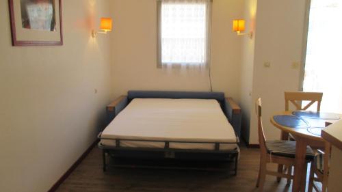 サン・ラファエルにあるPromenade des Bains Apartmentのベッドルーム1室(ベッド1台付)