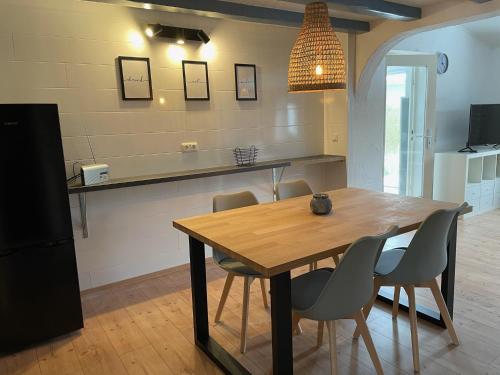 a dining room with a wooden table and chairs at Lindenhof Habernis in Steinberg