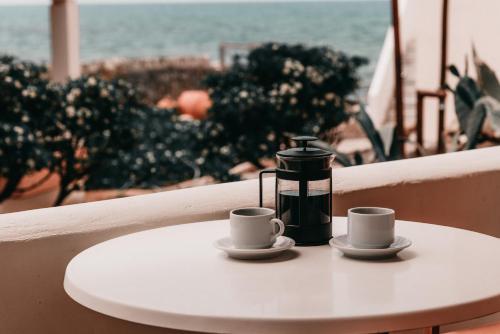 Příslušenství pro přípravu čaje a kávy v ubytování Almyra Apartments & Suites
