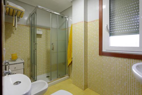Vonios kambarys apgyvendinimo įstaigoje Palmeira, 4 pers. playa, piscina y garaje