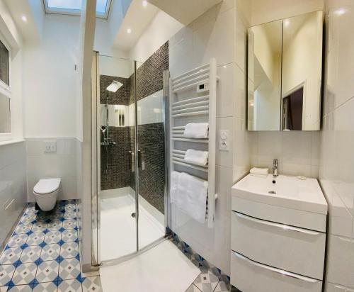ein Bad mit einer Dusche, einem Waschbecken und einem WC in der Unterkunft DOMAINE LA BOULAYE Studio in Tourville-sur-Pont-Audemer