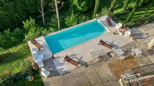 - une vue sur la piscine et ses chaises dans l'établissement Tenuta di Vico Moricino, à Anagni
