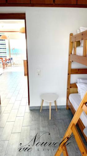a room with two bunk beds and a table at Nouvelle Vie Living in Potos