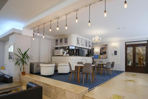 uma cozinha e sala de estar com mesa e cadeiras em Hotel Rusca em Hunedoara
