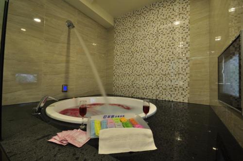 Ένα μπάνιο στο 采岩汽車旅館